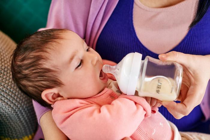 Малыша кормят из бутылочки. С бутылочкой Philips Avent можно покормить ребенка заранее сохраненным грудным молоком.